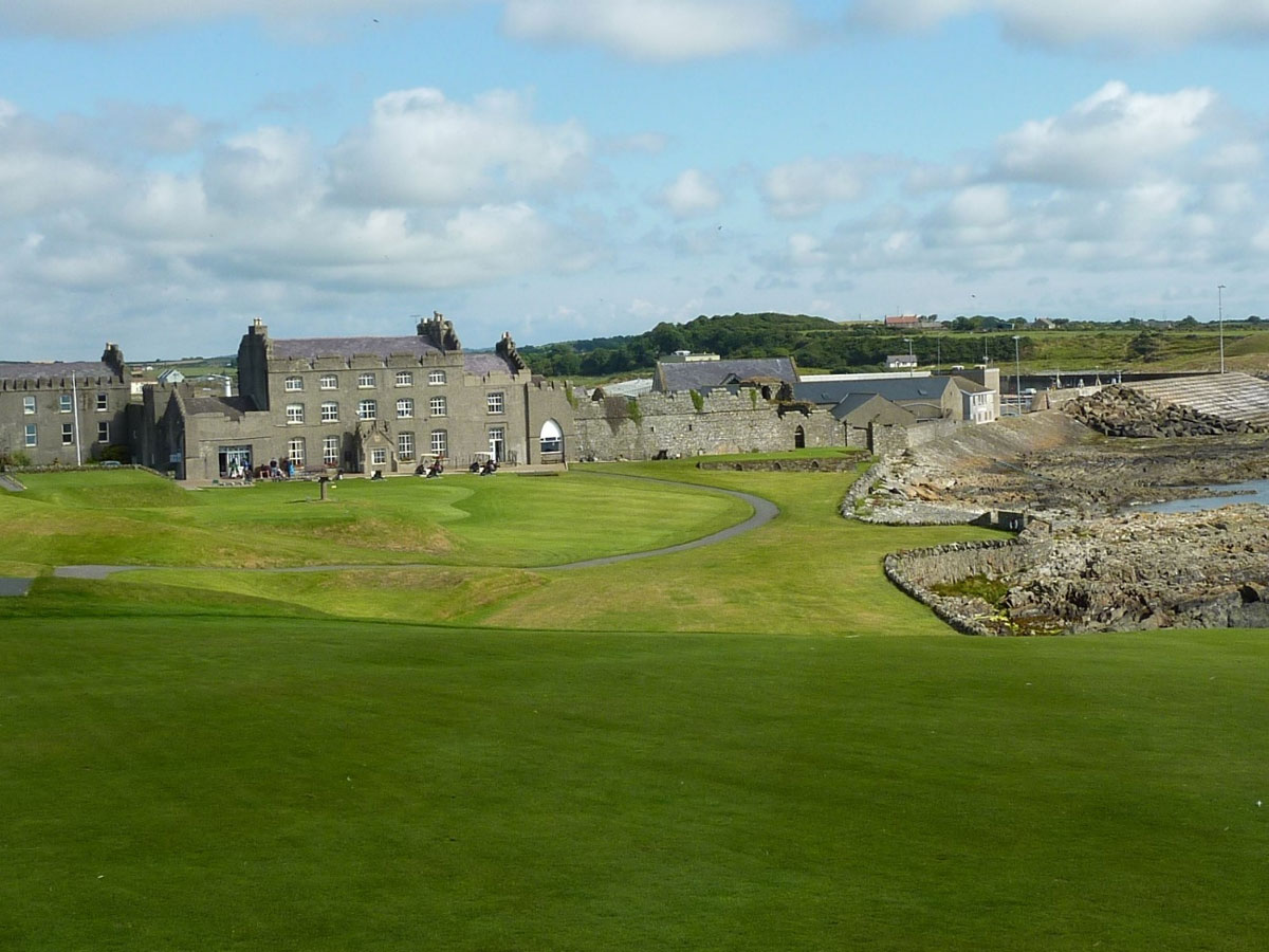 El hoyo 1 de Ardglass, visto desde el green.